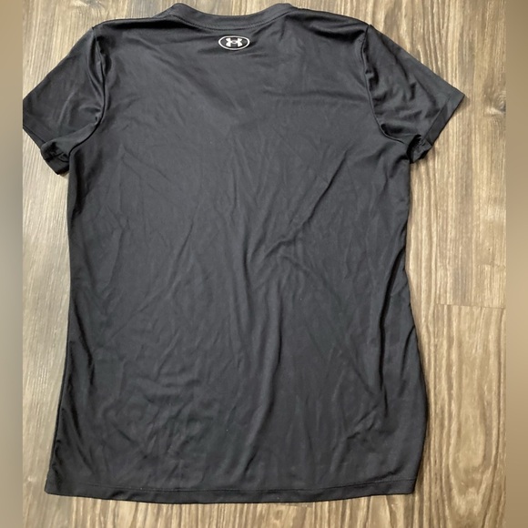 2 Under Armour Women’s Medium Loose Heat Gear Tee Shirts - Picture 3 of 6